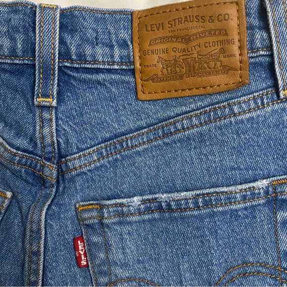 Levis Ribcage Shorts - Picture 4 of 8